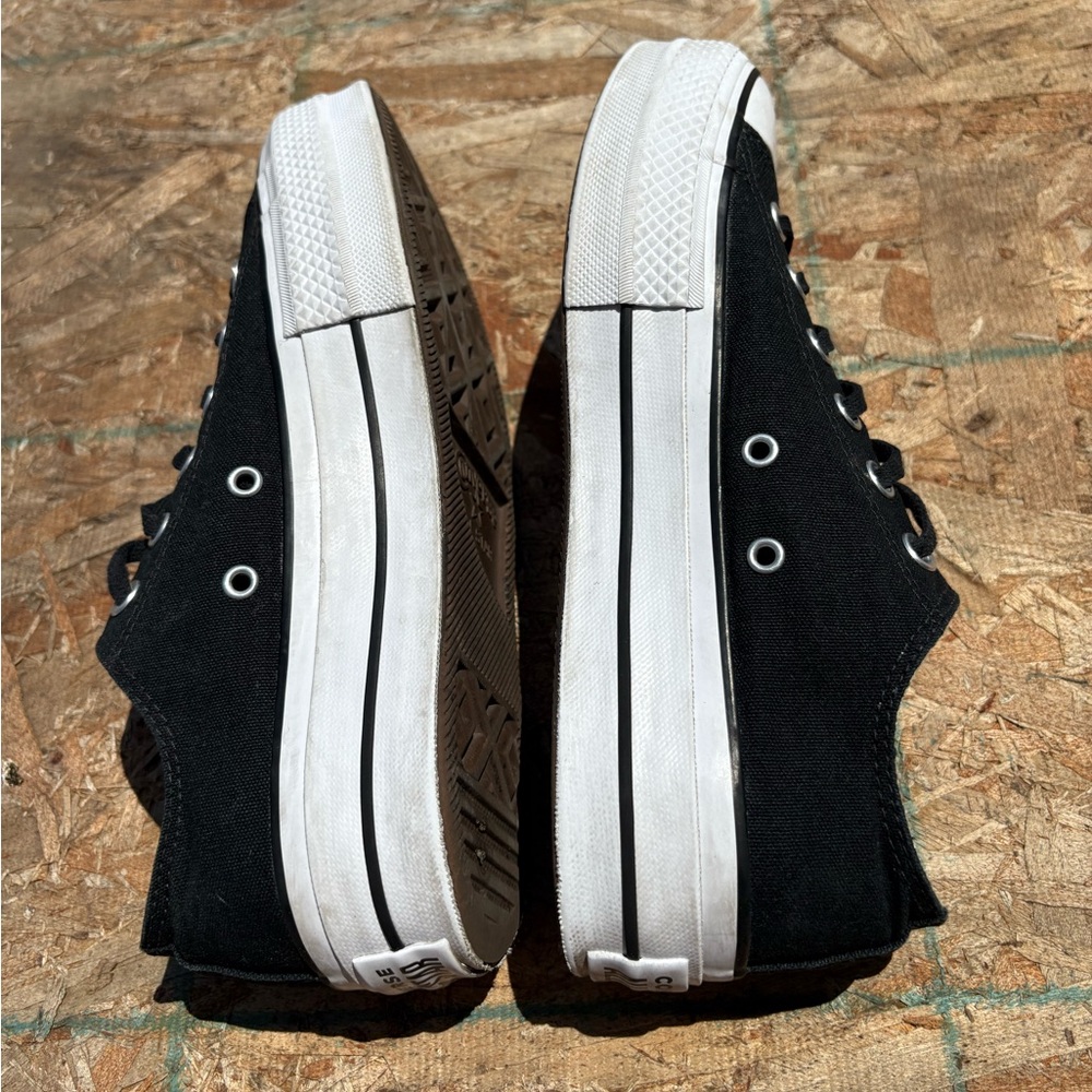 Converse Classic Black Canvas Sneakers. Great condition- Sz 8 women’s - Picture 4 of 12
